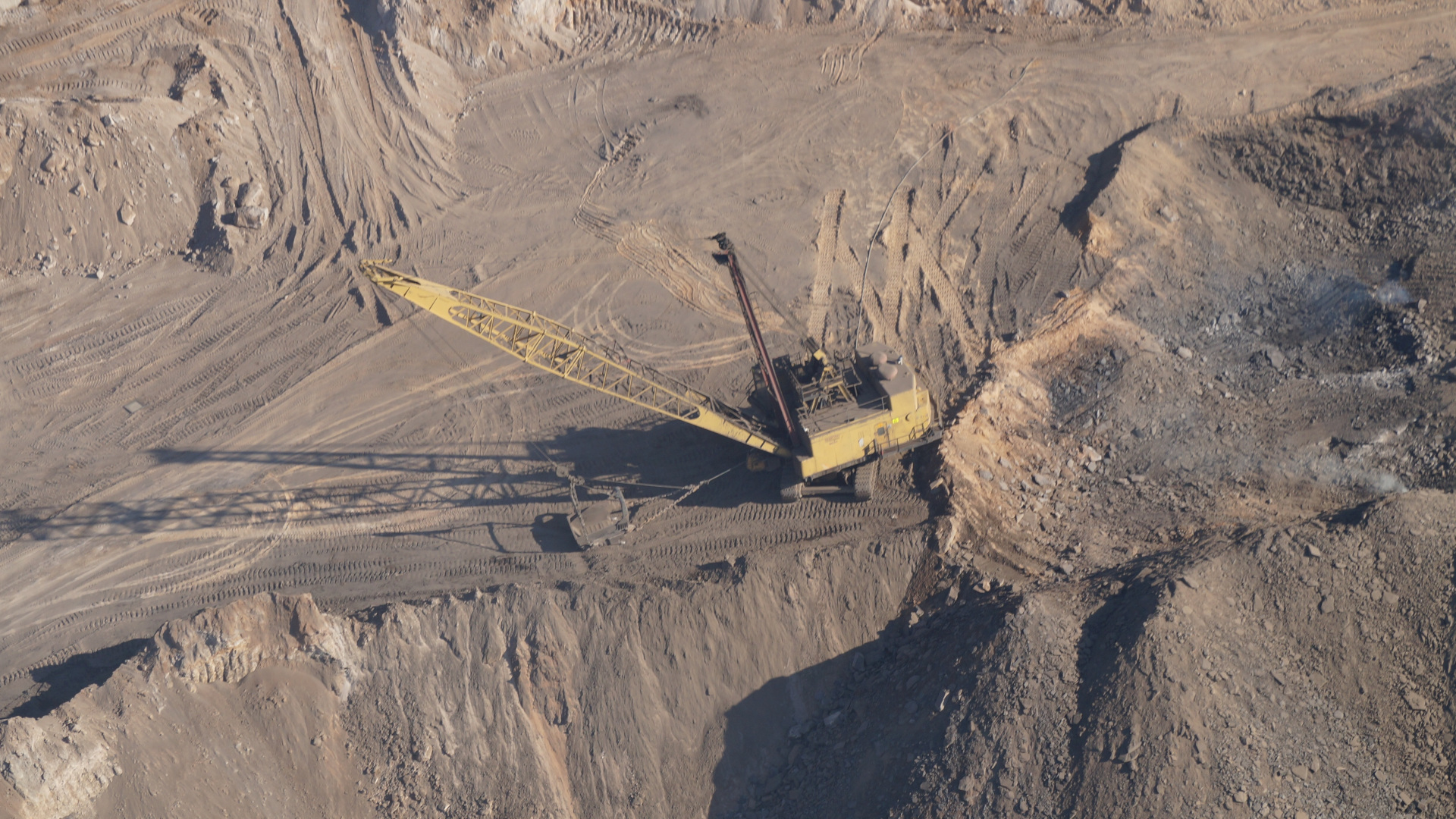 a drag line machine in a strip mine